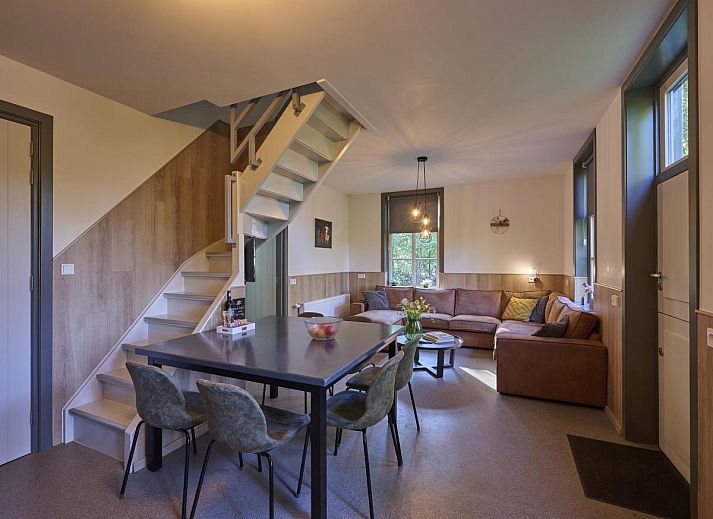 Gezellige woonkamer in vakantiehuis Bosbeertje 43 45, Erp, Noordoost Brabant, met comfortabele zithoek en sfeervolle verlichting.