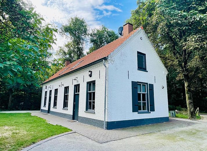 Gezellige woonkamer van vakantiehuis Bosbeertje 43 45 in Erp, Noordoost Brabant, met comfortabele bank en sfeervolle verlichting.