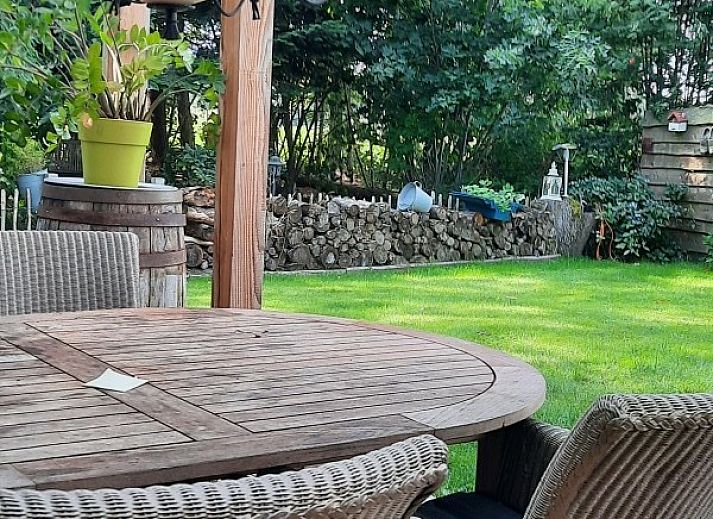 Veranda met picknicktafel bij bungalow Grove Den in Sint-Oedenrode, Noord Brabant, omgeven door groen.