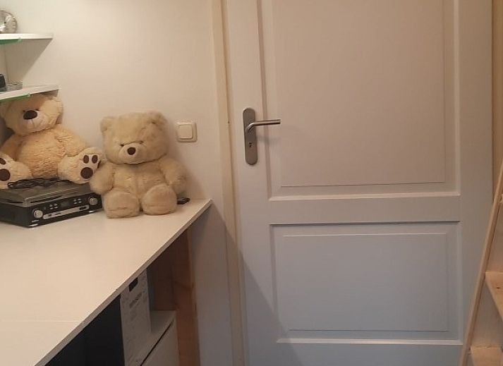 Buitenruimte van bungalow Grove Den in Sint-Oedenrode, Noord Brabant, met gezellige overkapping en tuin.