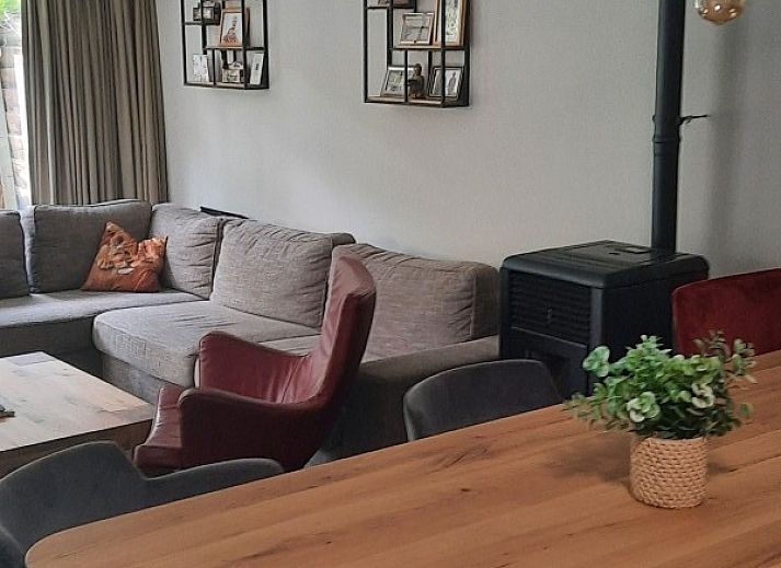 Buitenruimte van bungalow Grove Den in Sint-Oedenrode, Noord Brabant, met gezellige overkapping en tuin.