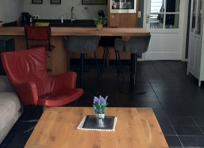 Buitenruimte van bungalow Grove Den in Sint-Oedenrode, Noord Brabant, met gezellige overkapping en tuin.