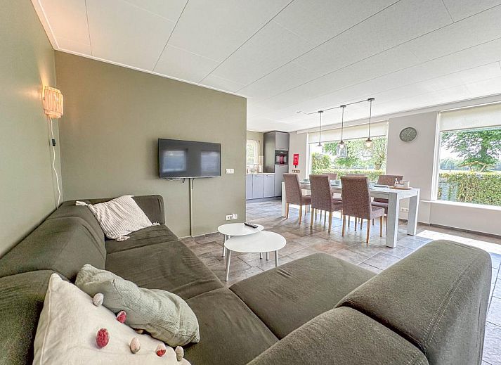 Alpacafarm Vorstenbosch vacation home with grazing alpacas in the green surroundings of Northeast Brabant.