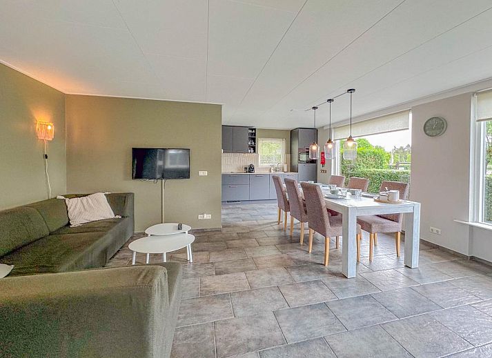 Alpacafarm Vorstenbosch vacation home with grazing alpacas in the green surroundings of Northeast Brabant.