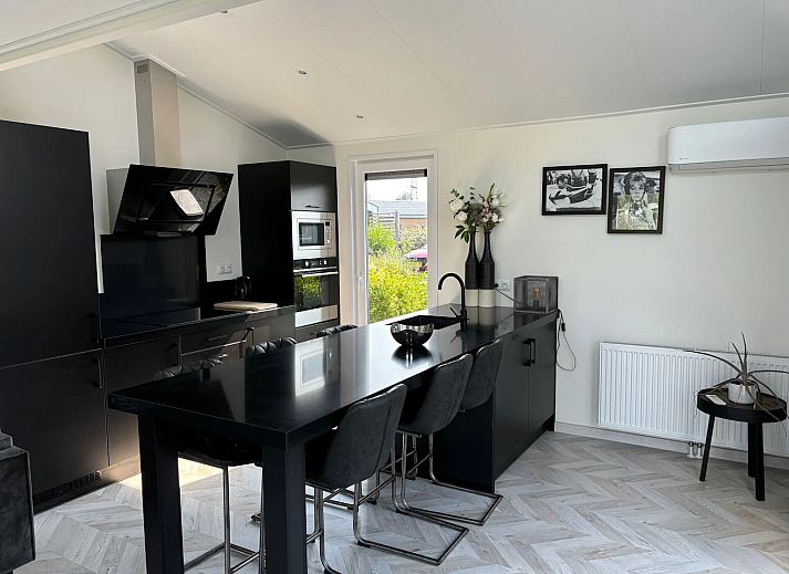 Gerumige Dachterrasse des freistehenden Hauses in Linden, Nordost-Brabant, mit Blick auf die grne Umgebung und moderne Architektur.
