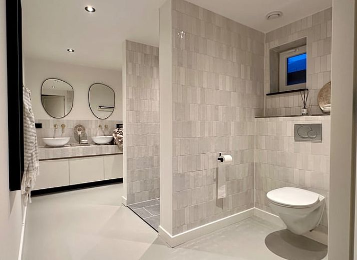 Eettafel in Vakantiehuisje in Beers, Noordoost Brabant, met houten stoelen en een natuurlijke sfeer.