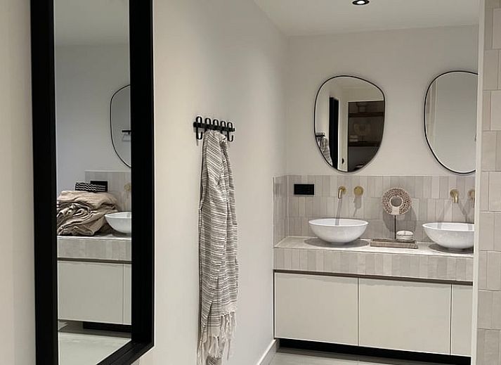 Eettafel in Vakantiehuisje in Beers, Noordoost Brabant, met houten stoelen en een natuurlijke sfeer.