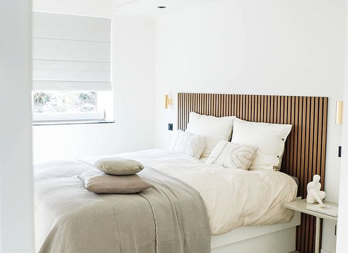 Eettafel in Vakantiehuisje in Beers, Noordoost Brabant, met houten stoelen en een natuurlijke sfeer.