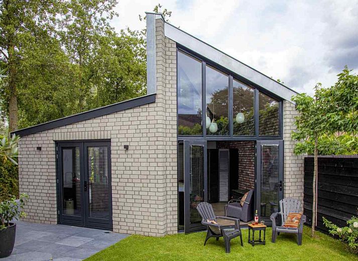 BRA045 vacation home in Geffen, North Brabant with modern architecture and spacious garden.