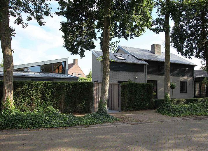 BRA045 vacation home in Geffen, North Brabant with modern architecture and spacious garden.