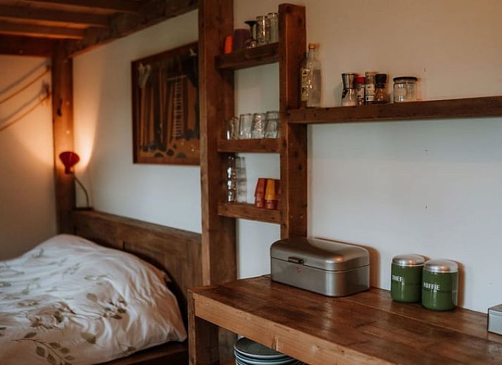 Gezellige zithoek met houtkachel in Huisje in Sint-Oedenrode, vakantiehuis in Noordoost Brabant.