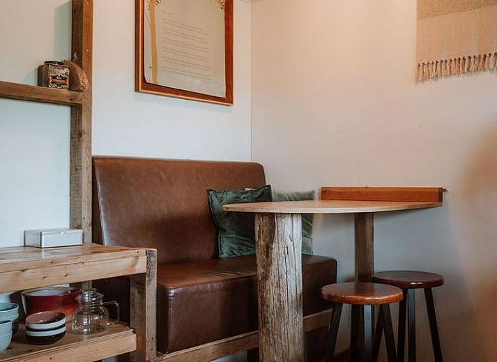 Gezellige zithoek met houtkachel in Huisje in Sint-Oedenrode, vakantiehuis in Noordoost Brabant.