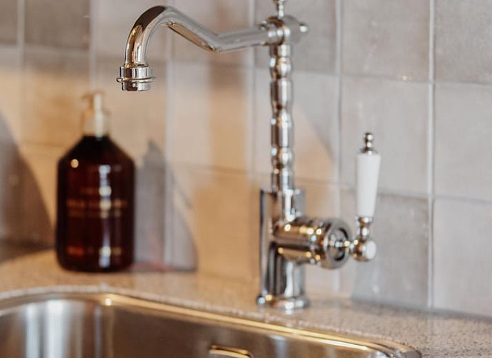 Voorzijde van Vakantiehuisje in Sint-Oedenrode, Noordoost Brabant met authentieke bakstenen.