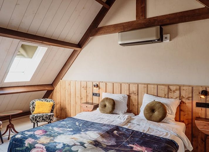 Gezellige woonkamer in Vakantiehuisje in Sint-Oedenrode, Noord Brabant met kleurrijke inrichting.