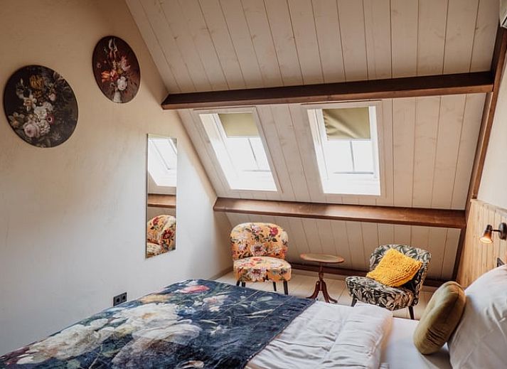 Gezellige woonkamer in Vakantiehuisje in Sint-Oedenrode, Noord Brabant met kleurrijke inrichting.