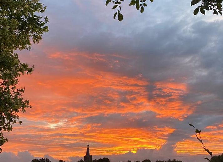Gezellige woonkamer in Vakantiehuisje in Sint-Oedenrode, Noord Brabant met kleurrijke inrichting.