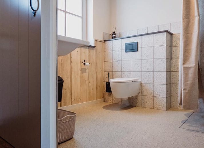 Charmante entree van Vakantiehuis in Sint-Oedenrode, Noordoost Brabant, met landelijke veranda en authentieke sfeer.