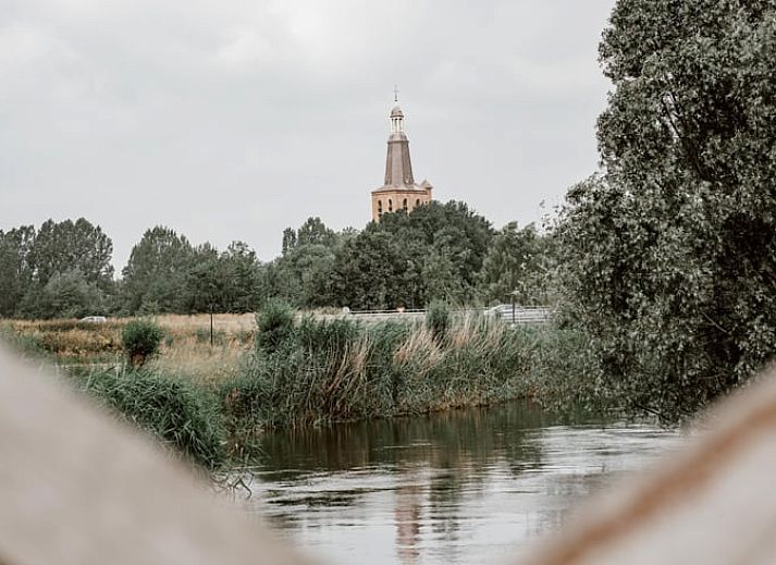 Charmante entree van Vakantiehuis in Sint-Oedenrode, Noordoost Brabant, met landelijke veranda en authentieke sfeer.