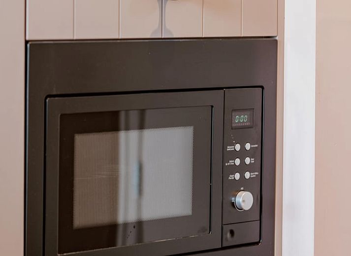 Gezellige binnenruimte van Vakantiehuis in Sint-Oedenrode, Noordoost Brabant, met uitzicht op de natuur vanuit de woonkamer.