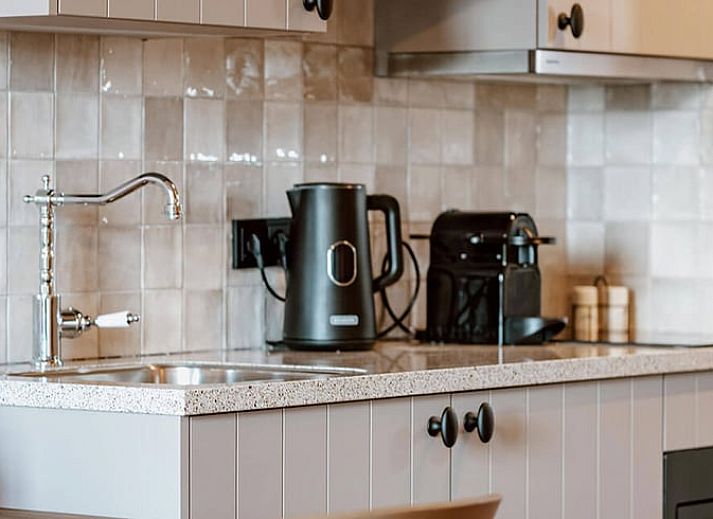 Gezellige binnenruimte van Vakantiehuis in Sint-Oedenrode, Noordoost Brabant, met uitzicht op de natuur vanuit de woonkamer.