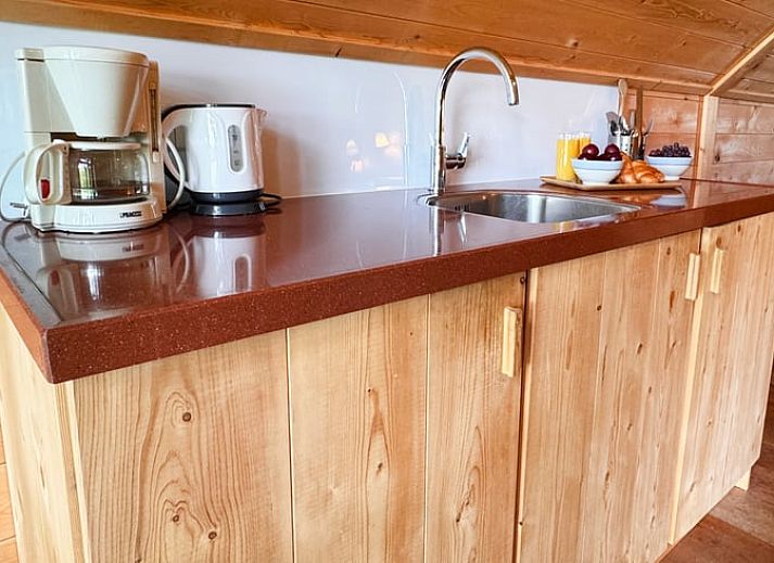 Gezellige slaapkamer in Huisje in Vortum Mullem, vakantiehuis in Vortum-Mullem, Noord-Brabant, met houten interieur.