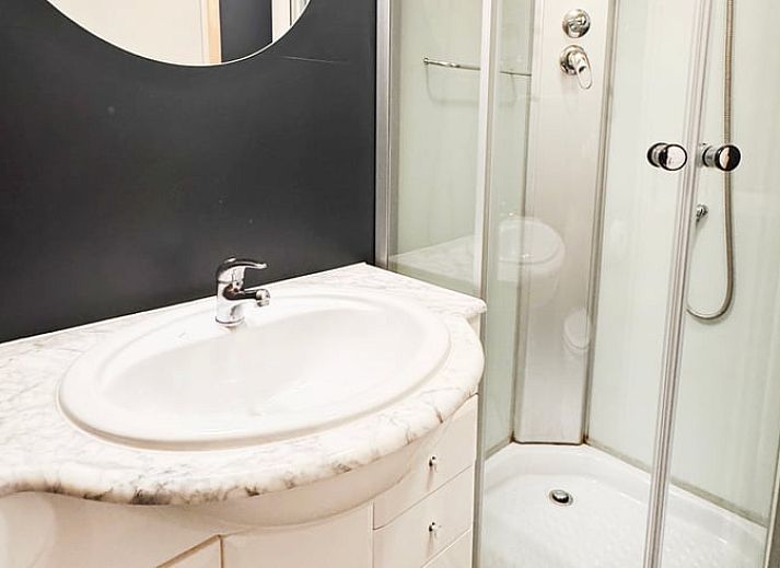 Gezellige slaapkamer in Huisje in Vortum Mullem, vakantiehuis in Vortum-Mullem, Noord-Brabant, met houten interieur.