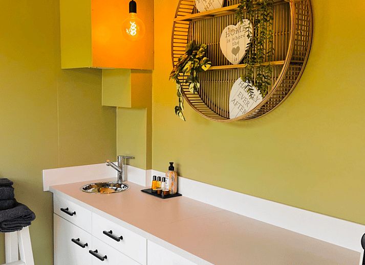 Charmant vakantiehuis Huisje in Ledeacker, Noordoost Brabant, met zonnig terras en groene omgeving, perfect voor ontspanning.