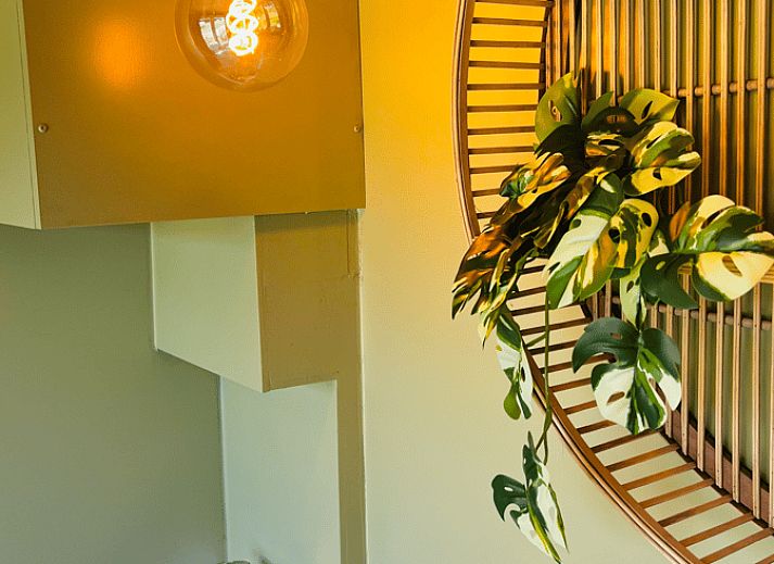 Gezellige binnenruimte van Huisje in Ledeacker, vakantiehuis in Noordoost Brabant met knusse zithoek en uitzicht op de groene omgeving.