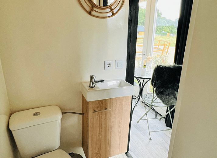 Stijlvolle badkamer in Huisje in Ledeacker, een vakantiehuis in Noordoost Brabant, Noord Brabant, met moderne inrichting en sfeervolle verlichting.