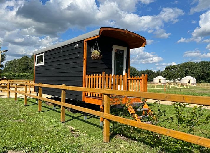 Stijlvolle badkamer in Huisje in Ledeacker, een vakantiehuis in Noordoost Brabant, Noord Brabant, met moderne inrichting en sfeervolle verlichting.