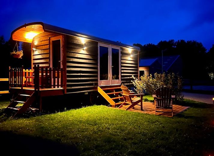 Stijlvolle badkamer in Huisje in Ledeacker, een vakantiehuis in Noordoost Brabant, Noord Brabant, met moderne inrichting en sfeervolle verlichting.