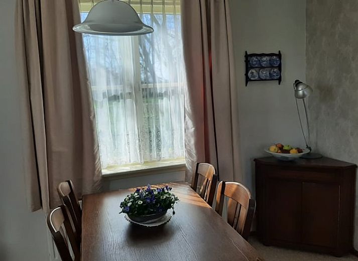 Sfeervolle slaapkamer in Vakantiehuisje in Keent, Noordoost Brabant, met uitzicht op groene velden en rustieke inrichting.