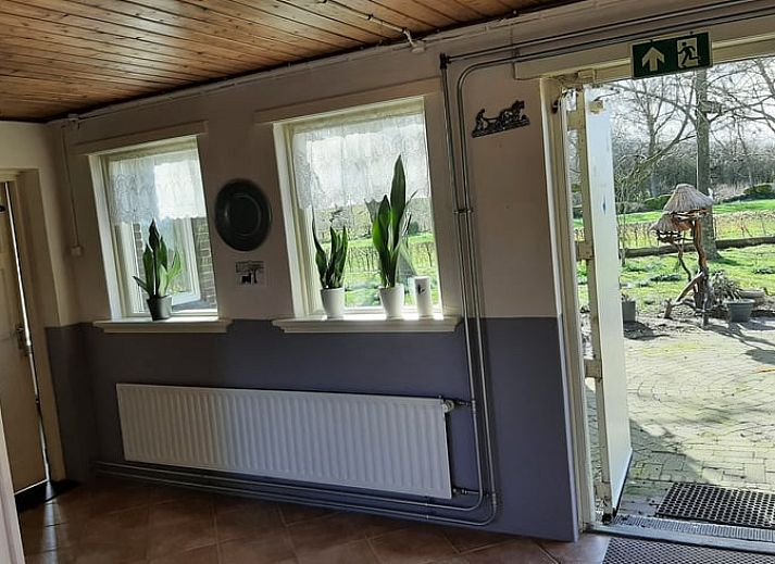 Sfeervolle slaapkamer in Vakantiehuisje in Keent, Noordoost Brabant, met uitzicht op groene velden en rustieke inrichting.