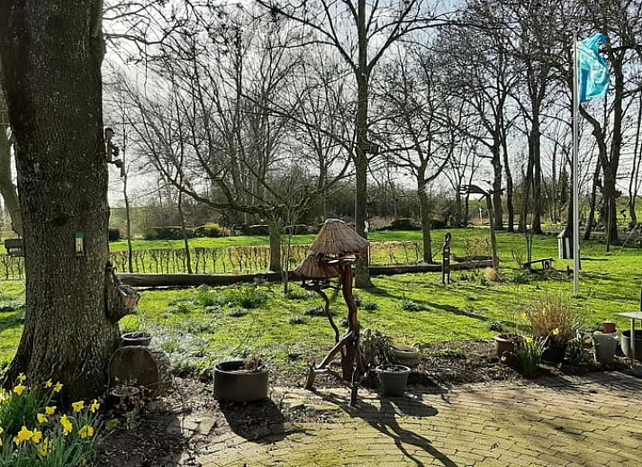 Sfeervolle slaapkamer in Vakantiehuisje in Keent, Noordoost Brabant, met uitzicht op groene velden en rustieke inrichting.