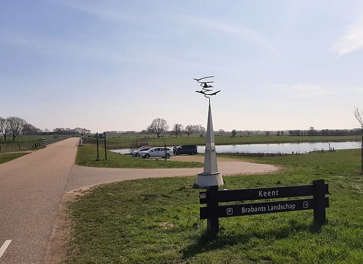 Sfeervolle slaapkamer in Vakantiehuisje in Keent, Noordoost Brabant, met uitzicht op groene velden.