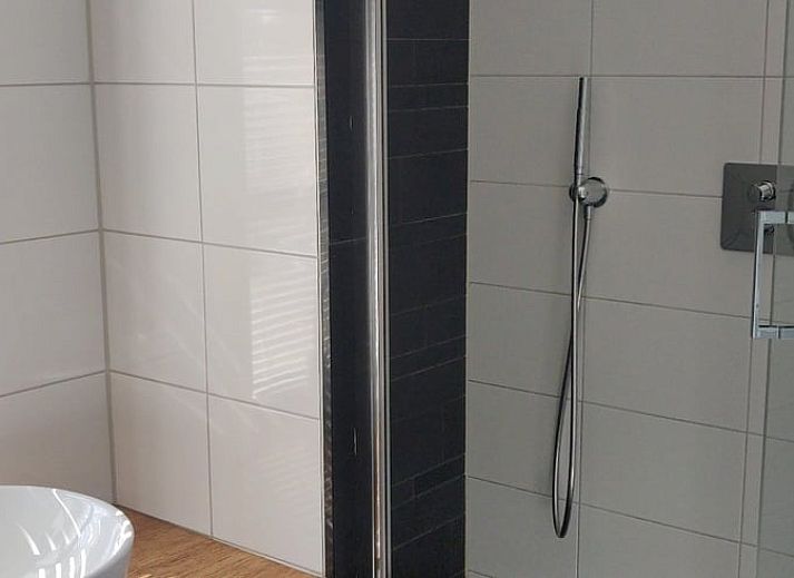 Cozy living room of Huisje in Keent, a vacation home in Northeast Brabant, with colorful furnishings and lots of natural light.