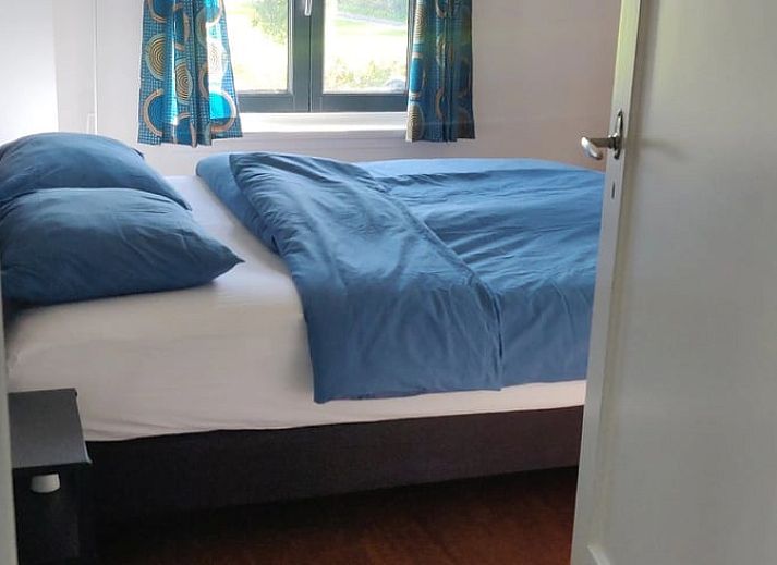 Cozy living room of Huisje in Keent, vacation home in Northeast Brabant, with modern interior and views of the green garden.