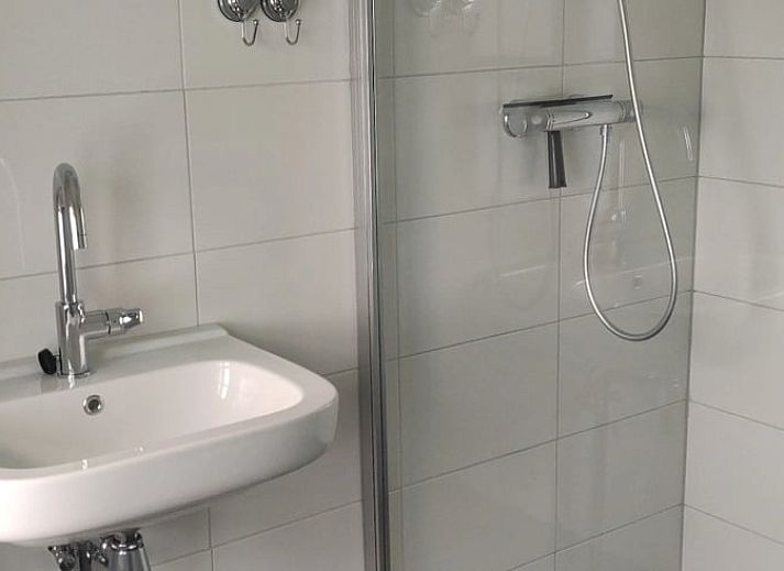 Cozy living room of Huisje in Keent, vacation home in Northeast Brabant, with modern interior and views of the green garden.