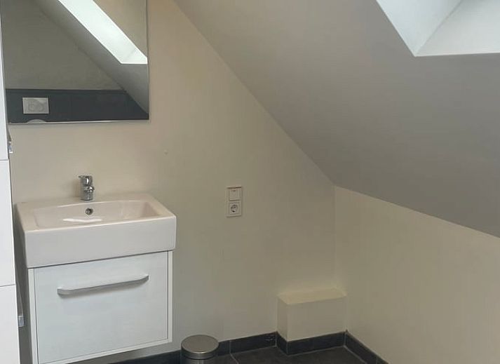 Gezellige woonkamer in Vakantiehuis in Katwijk nb, Noordoost Brabant met comfortabele banken en een dakraam voor natuurlijk licht.