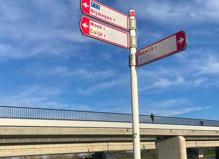 Gezellige woonkamer in Vakantiehuis in Katwijk nb, Noordoost Brabant met comfortabele banken en een dakraam voor natuurlijk licht.