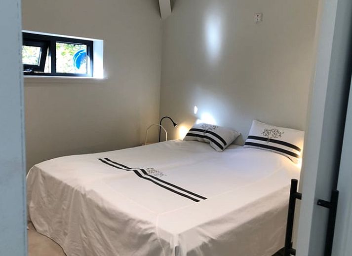 Rustieke omgeving van Huisje in Breda met charmante picknicktafel in een weelderige tuin in West Brabant.