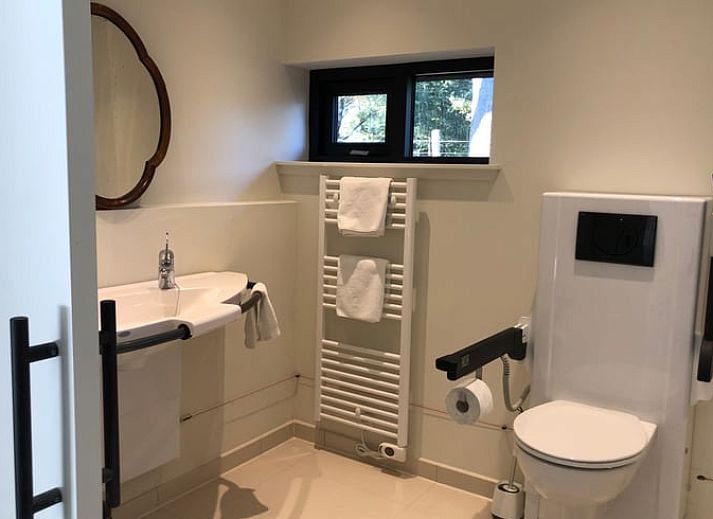 Rustieke omgeving van Huisje in Breda met charmante picknicktafel in een weelderige tuin in West Brabant.