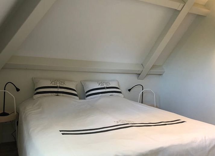 Rustieke omgeving van Huisje in Breda met charmante picknicktafel in een weelderige tuin in West Brabant.