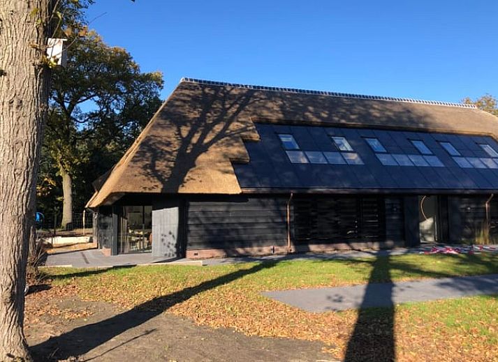 Stijlvolle woonkamer van Huisje in Breda met moderne inrichting, ideaal voor ontspanning in Noord Brabant.