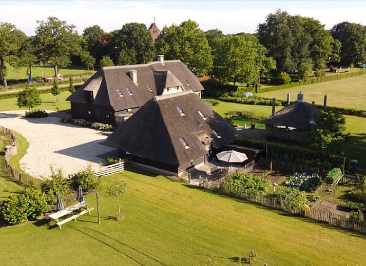 Landelijk uitzicht op vakantiehuisje in Breda met grazende koeien, West Brabant, Noord Brabant.