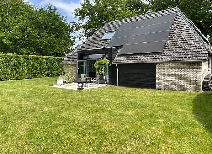 Lichte binnenruimte van Vakantiehuisje in Breda met uitzicht op tuin.
