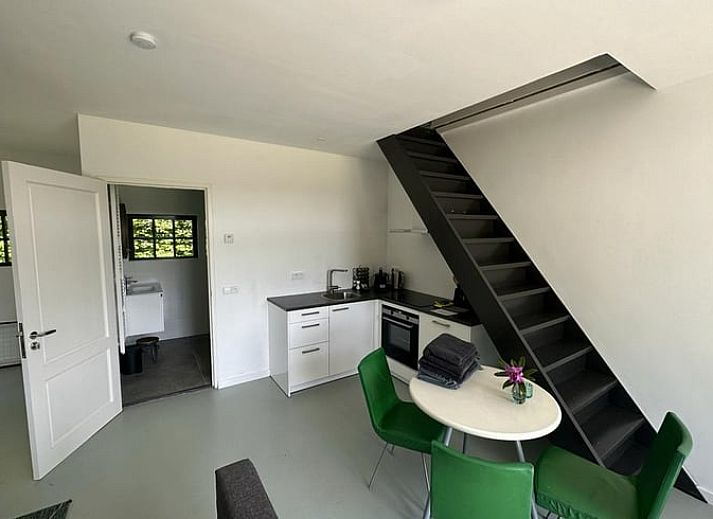 Lichte binnenruimte van Vakantiehuisje in Breda met uitzicht op tuin.