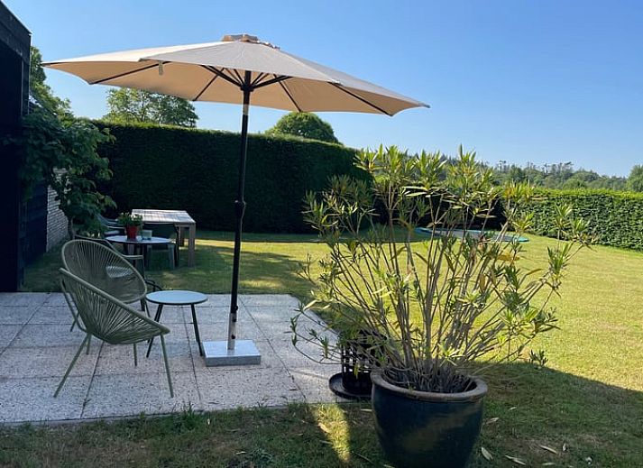 Lichte binnenruimte van Vakantiehuisje in Breda met uitzicht op tuin.