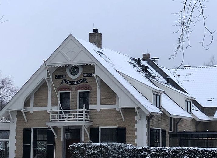 Lichte binnenruimte van Vakantiehuisje in Breda met uitzicht op tuin.