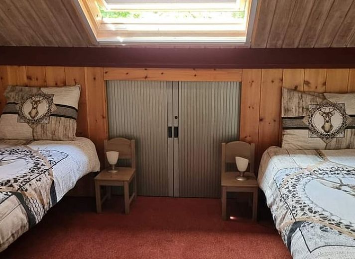 Gezellige open haard in Vakantiehuis Ossendrecht, ideaal voor ontspanning in West Brabant.